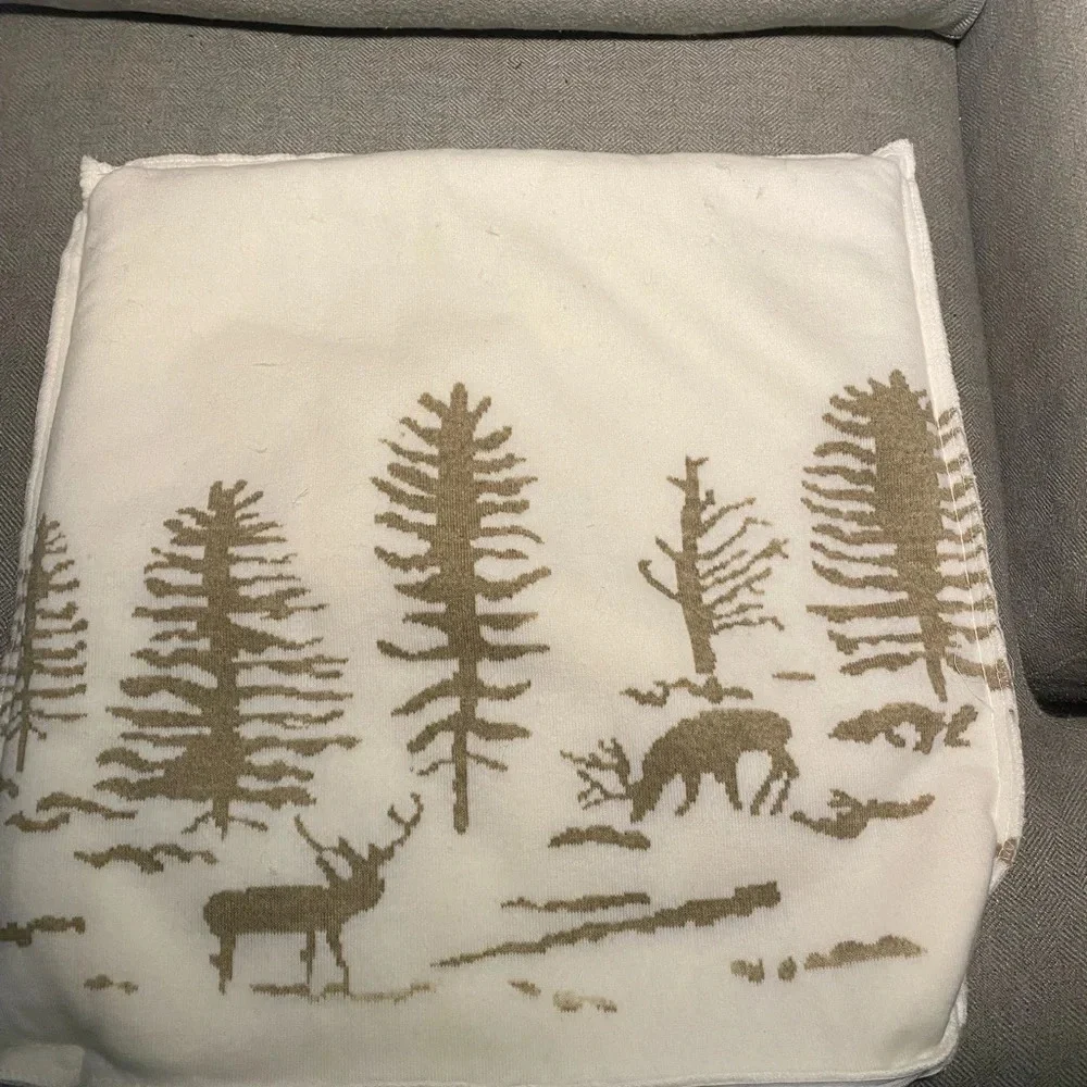 NWOT Aviva Stanoff winter pillow. Faux fur in ivory with gold design. 20x20